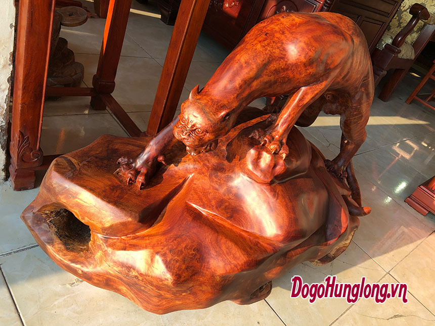 Tượng báo gấm toạ sơn gỗ hương. KT 90x50x68cm.