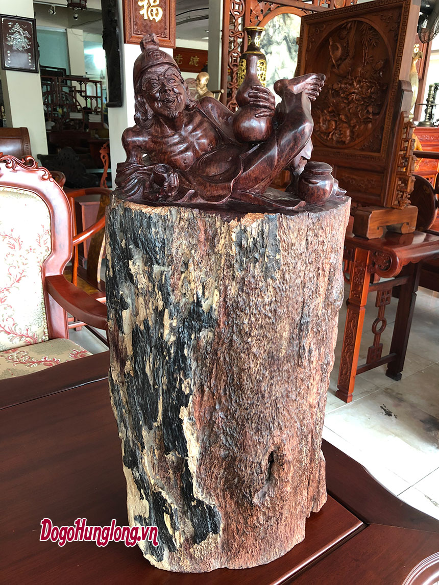 Tượng tế công uống rượu. KT 70x18x28cm.