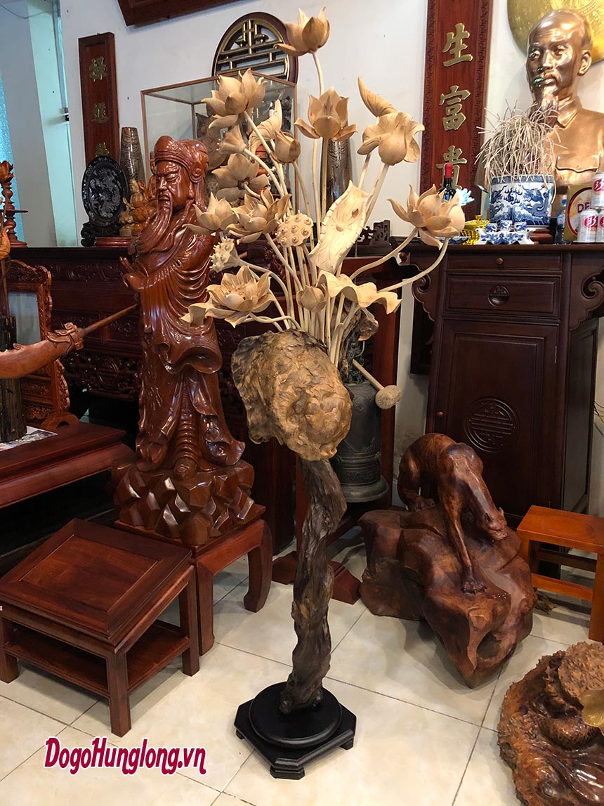 Sen thờ, chân gỗ pơmu, hoa sen chế tác từ gỗ ngọc am cực thơm. Kích thước cao 175cm, rộng 65cm.